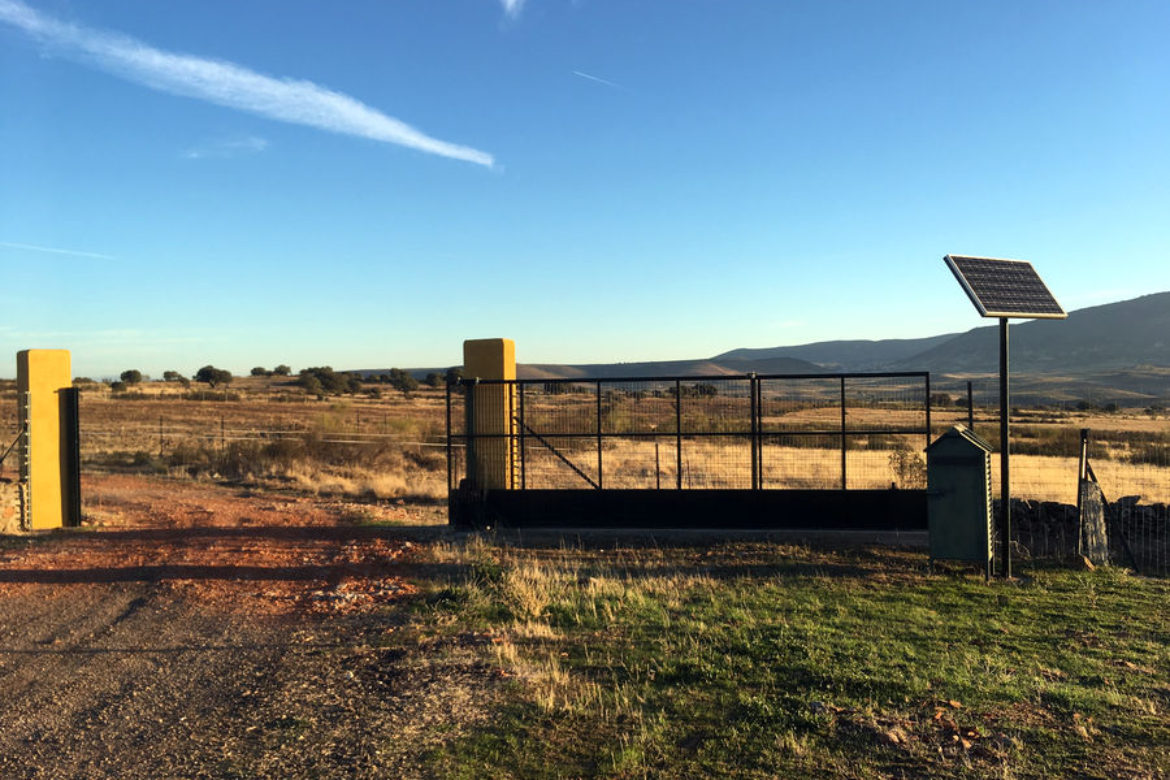 Instalación de puerta corredera automática con energía solar en El Campillo de la Jara, Toledo
