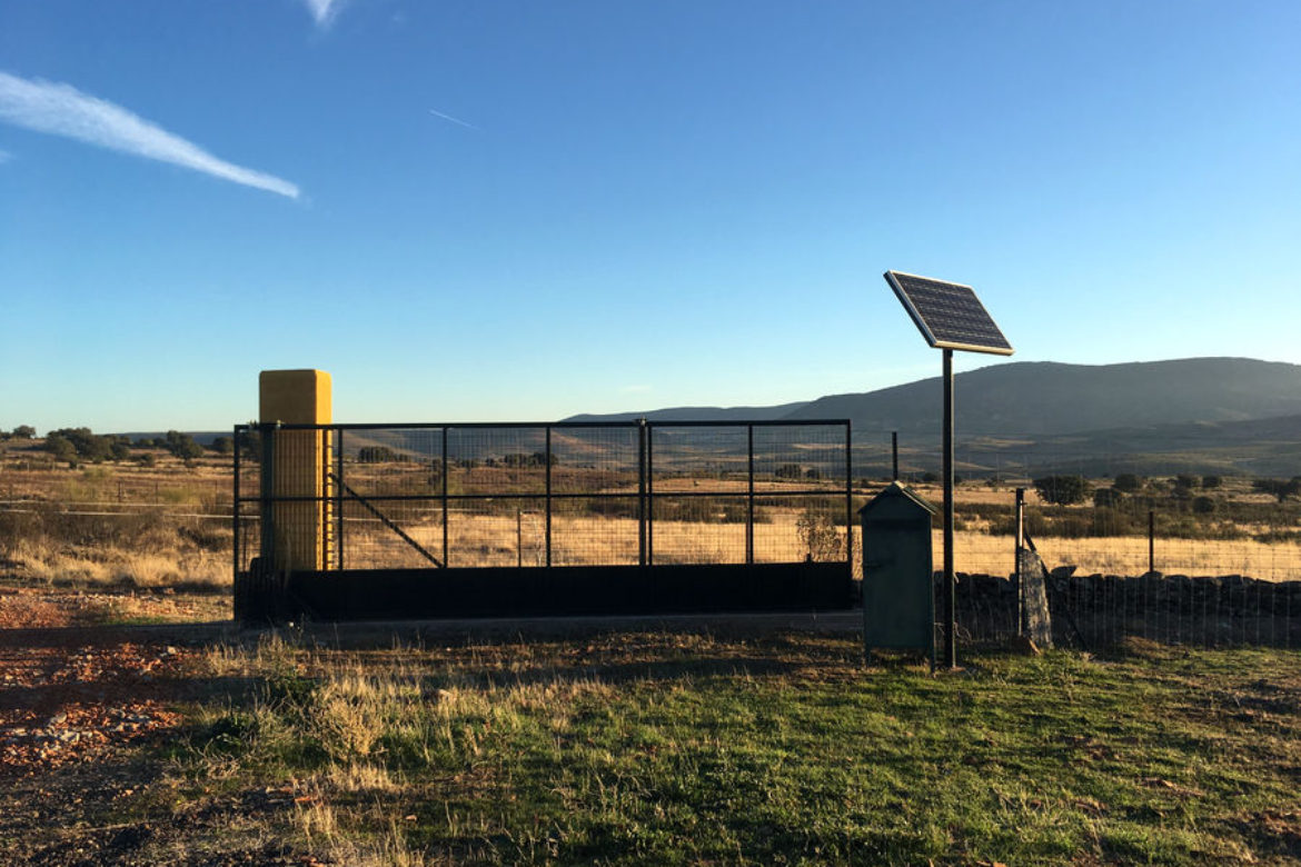 Instalación de puerta corredera automática con energía solar en El Campillo de la Jara, Toledo