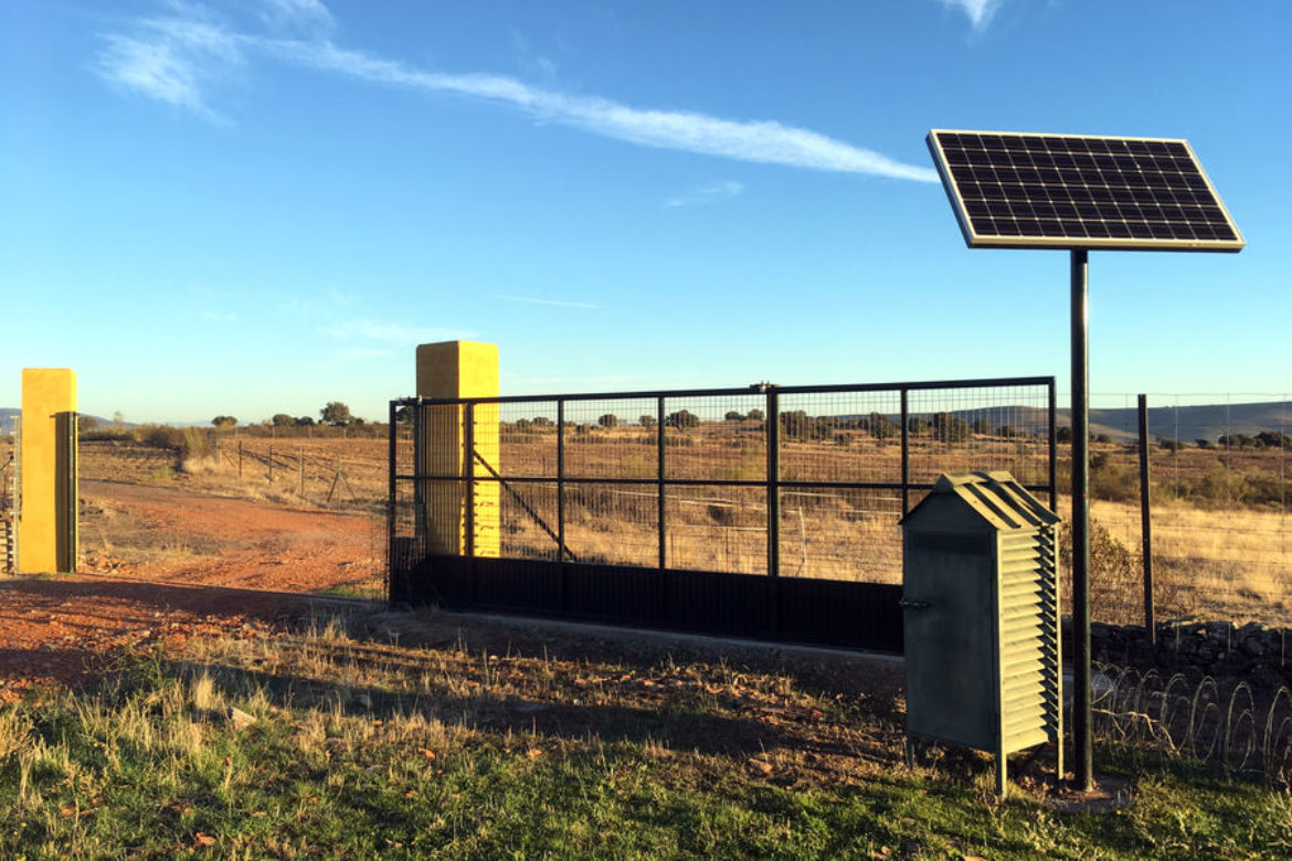 Instalación de puerta corredera automática con energía solar en El Campillo de la Jara, Toledo